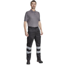 Bărbat poartă pantaloni de lucru cu reflectorizante.