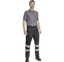 Bărbat care poartă pantaloni de lucru cu dungi reflectorizante și un tricou polo