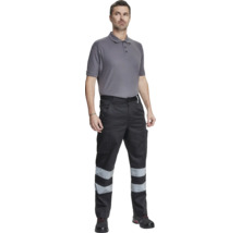Bărbat în haine de lucru cu pantaloni de avertizare și tricou polo