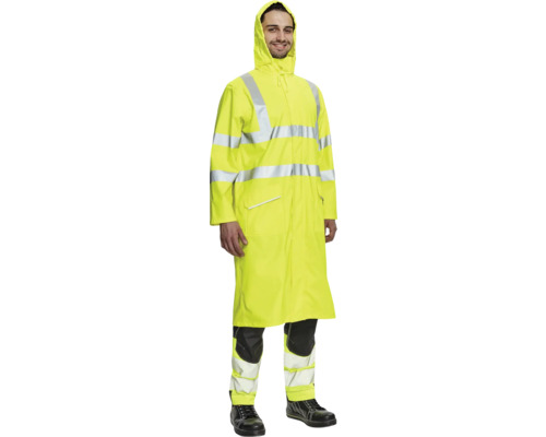 Bărbat în pelerină de ploaie galbenă cu reflectorizante pentru vizibilitate sporită