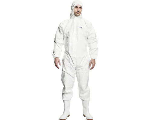 Persoană cu combinezon de protecție alb și glugă