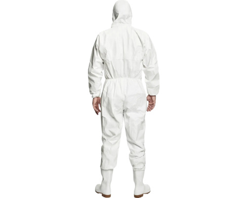 Persoană cu combinezon de protecție alb și cizme, din spate.