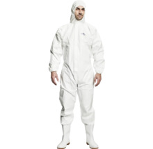 Bărbat purtând un costum de protecție cu glugă