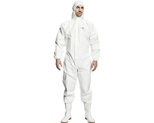 Bărbat purtând un costum de protecție cu glugă