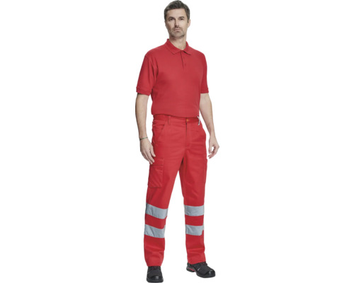 Bărbat în haine de lucru roșii cu benzi reflectorizante