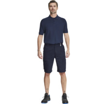 Bărbat purtând un tricou polo bleumarin și pantaloni scurți cargo