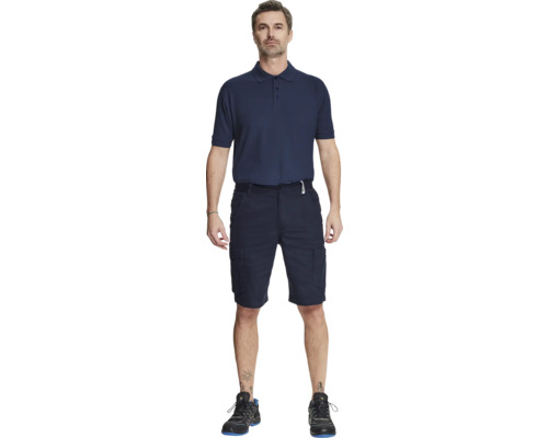 Bărbat purtând un tricou polo bleumarin și pantaloni scurți cargo