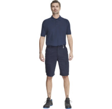 Bărbat purtând tricou polo, pantaloni scurți și încălțăminte de protecție