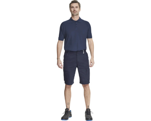 Bărbat purtând tricou polo, pantaloni scurți și încălțăminte de protecție