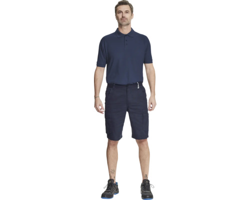 Bărbat purtând polo bleumarin, pantaloni scurți și pantofi de protecție