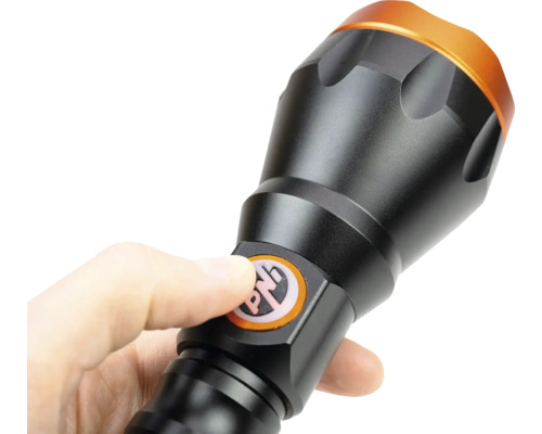 O mână operează o lanternă.