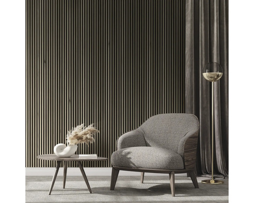 Cameră de zi cu perete cu lamele, fotoliu, lampadar și măsuță laterală