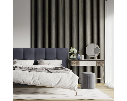 Dormitor cu pat, noptieră și panouri de perete