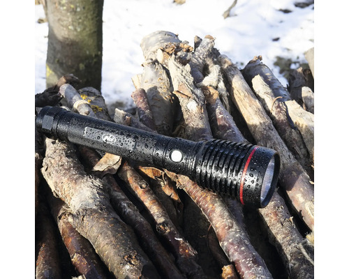 Lanternă neagră pe un stoc de lemn