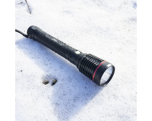 Lanternă neagră pe un fundal cu zăpadă