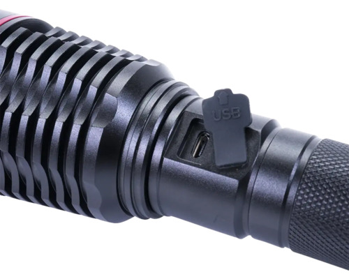 Prim-plan al unei lanterne cu port USB