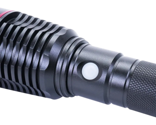 Prim-plan cu o lanternă cu comutator