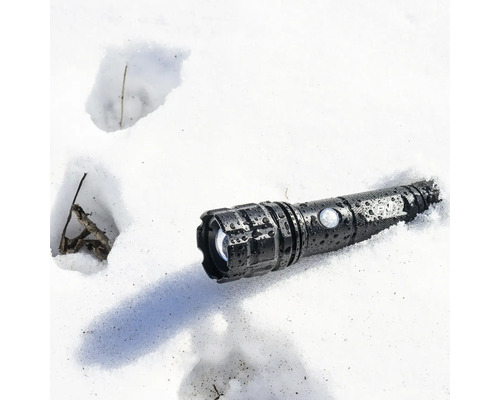 Lanternă neagră în zăpadă