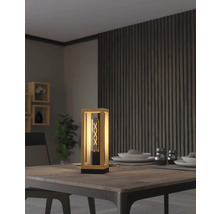 Lampă de masă decorativă din lemn și metal pe o masă de sufragerie.
