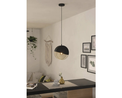 Lampa suspendată deasupra unei mese într-o sufragerie