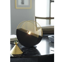 Lampă de masă decorativă cu abajur semicircular din plasă metalică.