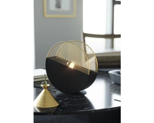 Lampă de masă decorativă cu abajur semicircular din plasă metalică.