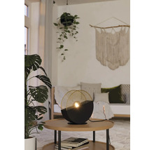 Lampă de masă decorativă pe o măsuță laterală într-un living