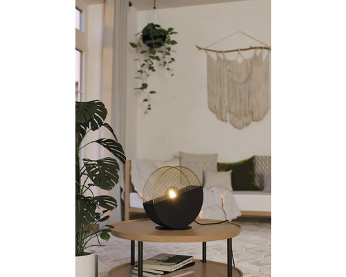 Lampă de masă decorativă pe o măsuță laterală într-un living