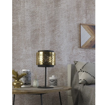 Lampă decorativă de masă din metal și textile pe o masă