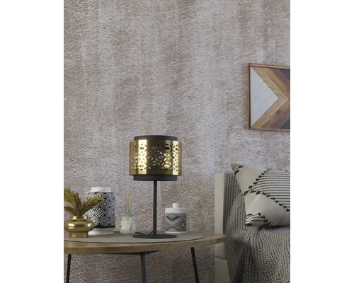 Lampă decorativă de masă din metal și textile pe o masă