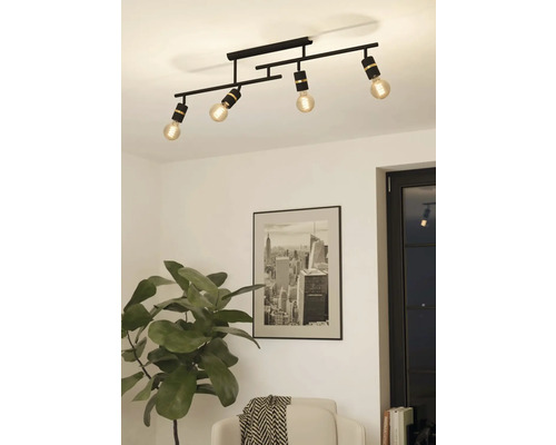 Lumină de tavan cu patru spoturi în camera de zi