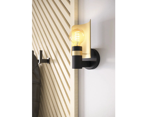 Lumină de perete cu bec în fața unui lambriu din lemn pe perete.