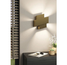 Lumină de perete modernă în hol deasupra unei comode cu decorațiuni și chei