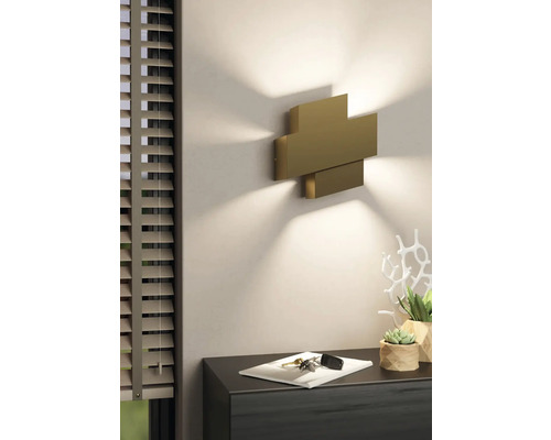 Lumină de perete modernă în hol deasupra unei comode cu decorațiuni și chei