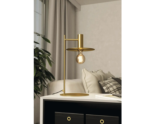 Lampă de masă decorativă din metal cu bec pe o masă