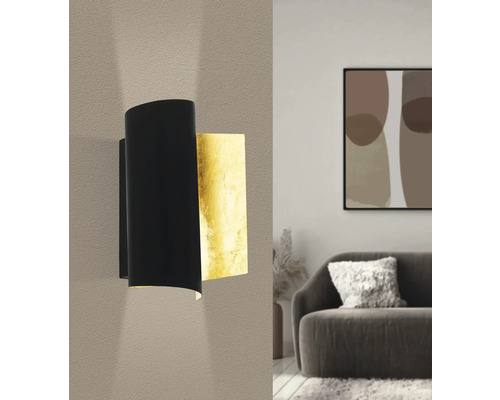Lumină de perete cu decor din foiță de aur într-un living