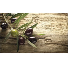 Ramură de măslin cu măsline pe fundal de lemn