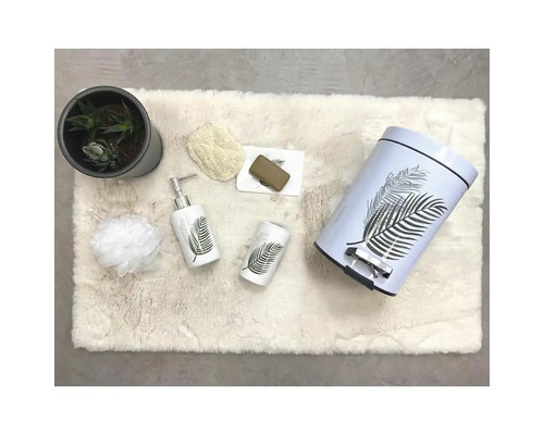 Set de baie cu dozator de săpun, pahar, coș de gunoi cu pedală, săpun și burete de baie pe un covor de baie