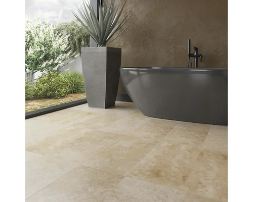 Baie cu gresie, cadă și plantă în ghiveci