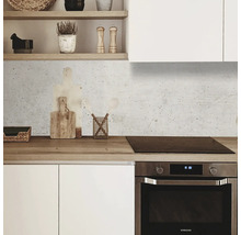 Scenă de bucătărie cu dulapuri albe, blat de lucru din lemn și fundal din beton