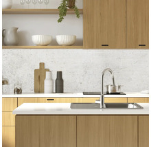 Scenă de bucătărie cu dulapuri din lemn, chiuvetă și ustensile de bucătărie