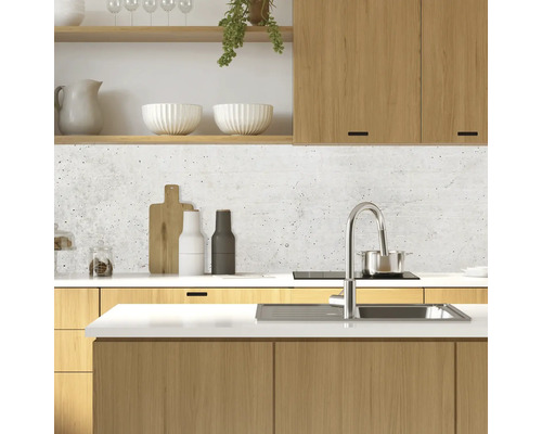 Scenă de bucătărie cu dulapuri din lemn, chiuvetă și ustensile de bucătărie