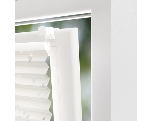 Vedere detaliată a unui pliseu pe o fereastră