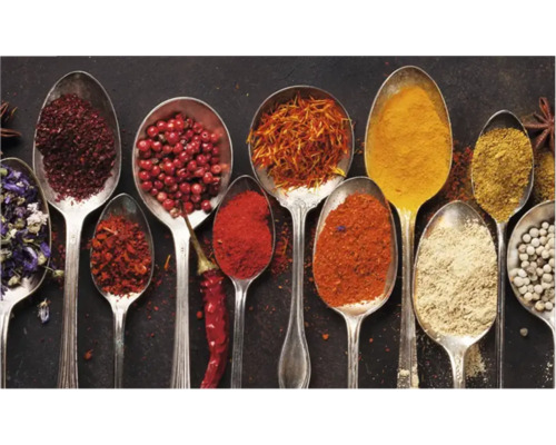 Diverse condimente în linguri