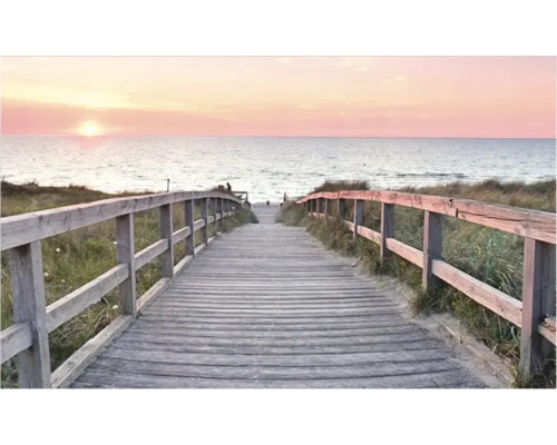 Pasarelă din lemn care duce la mare la apus