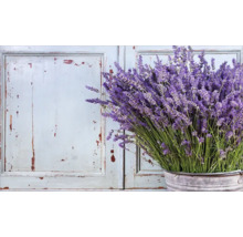 Buchet de lavandă într-o găleată de zinc în fața unui perete de lemn