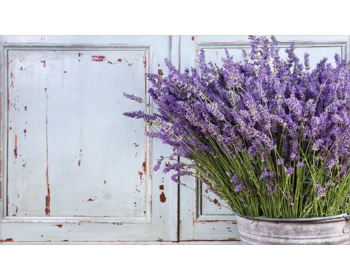 Buchet de lavandă într-o găleată de zinc în fața unui perete de lemn