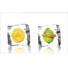 Două cuburi de gheață cu lămâie și limetă