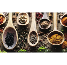 Diverse condimente în linguri de lemn