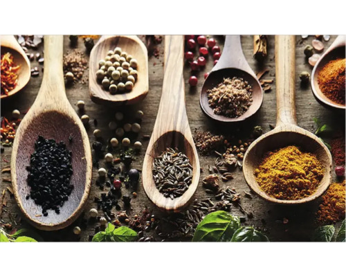 Diverse condimente în linguri de lemn